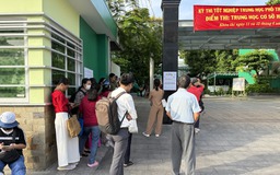Có một kỳ thi khác ở bên ngoài cổng trường…