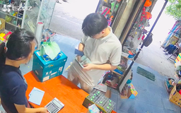 Khách Trung Quốc trả thừa hơn 7 triệu, chủ cửa hàng ở TP.HCM có hành động 'ghi điểm'