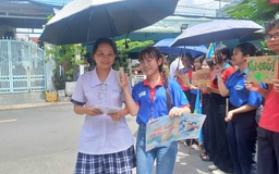 Nắng hơn 35 độ C, nhiều người vẫn bám trụ trước điểm thi vì điều này…