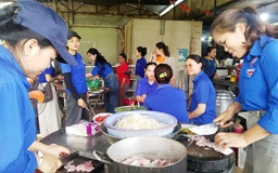 Chuyện cảm động mùa thi: Thức từ sáng sớm để nấu cơm cho thí sinh