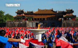 2.000 thanh niên đồng diễn trước Đại nội Huế lan tỏa tình yêu Tổ quốc
