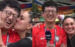 Đang bình luận trên sóng trực tiếp, phóng viên Hàn Quốc ớ cả người vì CĐV Mexico hôn chụt vào má