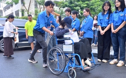 Nữ sinh Hà Nội ngồi xe lăn vào phòng thi tốt nghiệp THPT