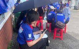 Vừa tiếp sức mùa thi cho thí sinh, vừa chạy đua với kỳ thi của mình