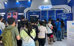 Xếp hàng dài bên trong 'Bức tường An ninh mạng' giữa Phố đi bộ Nguyễn Huệ