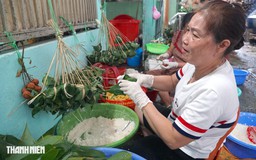 Cả xóm ở TP.HCM thức xuyên đêm gói hàng trăm ngàn chiếc bánh ú đón Tết Đoan Ngọ