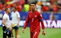 Ronaldo vùng vằng bỏ đội rời sân, HLV Bồ Đào Nha bối rối: 'Chưa quen quy trình'