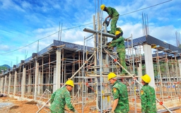 Người lính 'gác súng cầm bay': Dựng những mái trường giữa đại ngàn Đà Nẵng