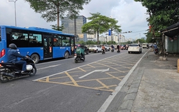 Cửa ngõ Nam Sài Gòn: Xe dừng mua hàng, làn rẽ phải bị 'bóp nghẹt'