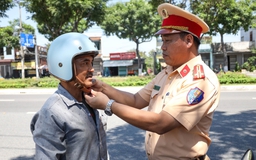 Tưởng bị phạt, người dân Đà Nẵng bất ngờ khi CSGT tặng mũ bảo hiểm