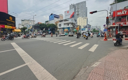 Vạch dừng đèn đỏ nằm trước tiểu đảo được đi hay phải dừng? CSGT giải thích