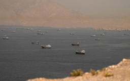 Iran lại đóng cửa eo biển Hormuz