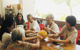 Tiếng hát ở viện dưỡng lão và lời dặn rưng rưng: ‘Nhớ ghé thăm các cụ nha!’