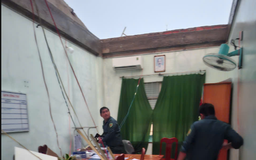 Mưa đá kèm gió giật làm tốc mái tôn UBND phường Hàm Thắng