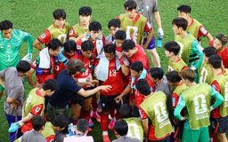 Cầu thủ Hàn Quốc xô xát với đội tuyển Nam Phi, CĐV đòi sa thải HLV Hong Myung-bo