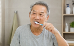Người lớn tuổi: Thay đổi nhỏ khi đánh răng mang lại lợi ích lớn