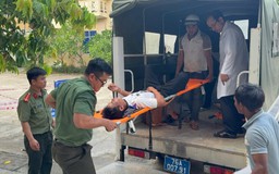 Công an xã ở Quảng Ngãi vượt núi đưa 2 người bị sét đánh đi cấp cứu