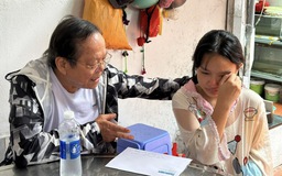 Quỹ từ thiện Trúc Thanh bảo trợ nữ sinh mồ côi khóc bên di ảnh cha