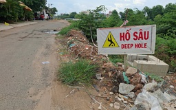 'Ổ gà' thành hố sâu, dân đi lại nguy hiểm
