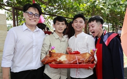 Chàng trai mang hẳn con heo quay 5 kg đến lễ tốt nghiệp tặng bạn