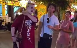 Xác minh nữ du khách nước ngoài mặc phản cảm ở phố cổ Hội An