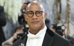 The Rock 'đáp trả' khi bị chế giễu bán dầu gội dù không có tóc