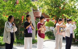 Sĩ tử đổ về chùa 300 năm tuổi trước ngày thi tốt nghiệp THPT