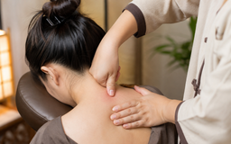 Đau cổ vai gáy: Khi nào không nên xoa bóp, bấm huyệt?