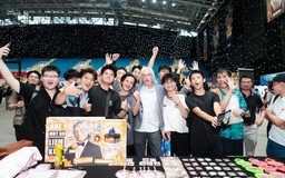Đầu bếp Mỹ 'Thánh Liêm' Leslie Gilliams ký tặng gần 1.000 CĐV tại The Grand Esports