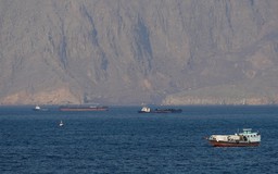 Iran đóng cửa eo biển Hormuz, bắn cảnh cáo tàu đi sai luồng