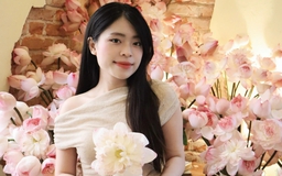 Giới trẻ rủ nhau check-in hoa sen tại quán cà phê