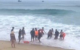 Cứu kịp thời 3 cha con bị sóng cuốn khi tắm biển ở Quảng Ngãi