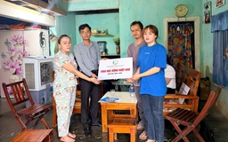 Nữ sinh gánh viện phí cho ba mẹ nhận học bổng sau bài trên Báo Thanh Niên