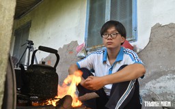 Xin cứu giúp cậu học trò cha mất, mẹ mang sổ bệnh đi xin tiền chạy thận
