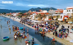 Đón bình minh ở Dốc Lết, lạc vào phiên chợ cá sát mép biển