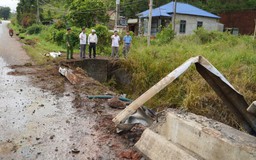 Xe bồn lật trên cầu, hàng ngàn lít axit tràn ra đất và suối