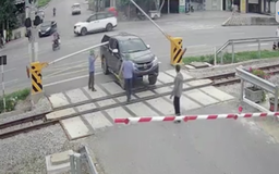 Nữ tài xế vượt đèn đỏ đường sắt bị xử phạt 19 triệu đồng