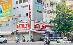 Cửa hàng kim cương đóng cửa, khách hàng bán lại ở đâu?