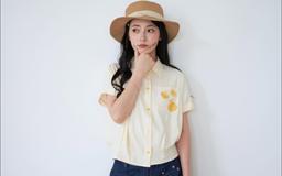 Phối đồ tối giản với áo sơ mi, áo blouse và quần jeans xanh
