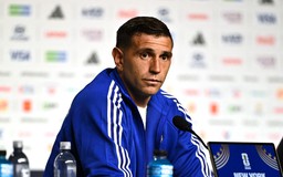 Thủ môn Martinez khiến CĐV Argentina vô cùng bất an: 'Tay tôi còn đau, chưa thể phẫu thuật vì…’