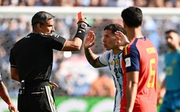 Enzo Fernandez bị thẻ đỏ ở phút 90+3, phản ứng dữ dội rồi đá văng máy quay