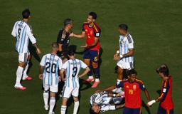 Tranh cãi trọng tài Vincic hủy bàn thắng của Tây Ban Nha: Williams mắc lỗi gì trước Argentina?