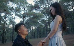 Nữ chính 'Phố trong làng' kết đôi với cơ trưởng 'Tử chiến trên không'