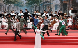NSND Phượng Loan, Mỹ Tâm gây xúc động trong 'TP.HCM - Sáng mãi tên Người'