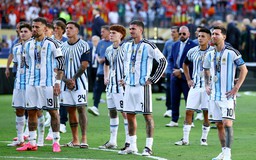 Đội tuyển Argentina trở về nước trong cơn đượm buồn, tại sao Messi ở lại Mỹ?