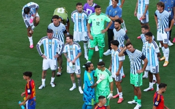 Tổng thống Argentina tuyên bố vẫn tổ chức lễ vinh danh đội tuyển, CĐV ‘nài nỉ’ Messi và HLV Scaloni ở lại