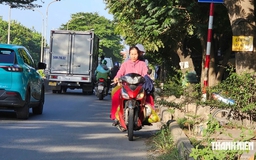Sửa cầu Ông Lớn, xe máy nối đuôi nhau chạy ngược chiều trên đường Nguyễn Văn Linh