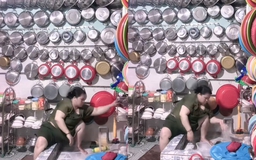 Căn nhà treo gần 200 món đồ bếp: Lý do khiến nhiều người bật cười