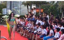 Tranh cãi vụ thí sinh hoa hậu biểu diễn áo tắm trước học sinh nhỏ tuổi