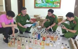 Dùng cồn, nước cất và hương liệu ‘sản xuất’ nước hoa Chanel, Gucci giả